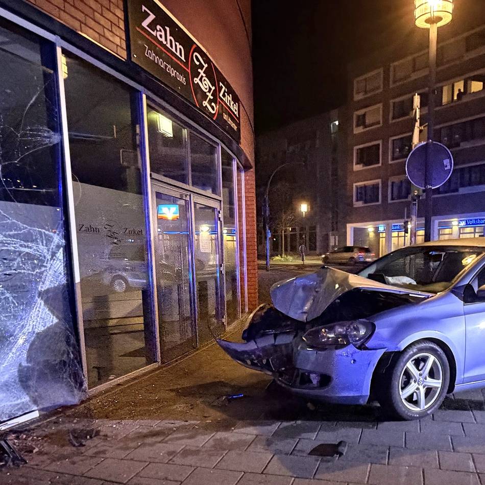 Unfall an Gartenstraße in Viersen: Auto fährt nachts in Zahnarztpraxis