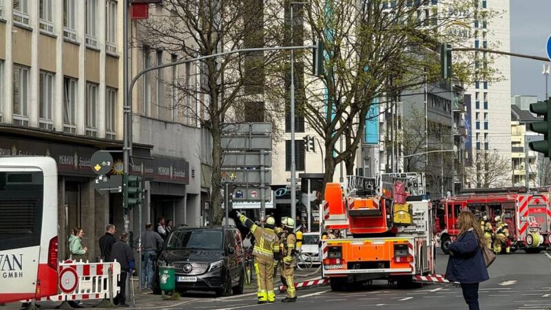 Feuerwehreinsatz an der Karlstraße: Wohnhaus in der Düsseldorfer Innenstadt nach Küchenbrand unbewohnbar