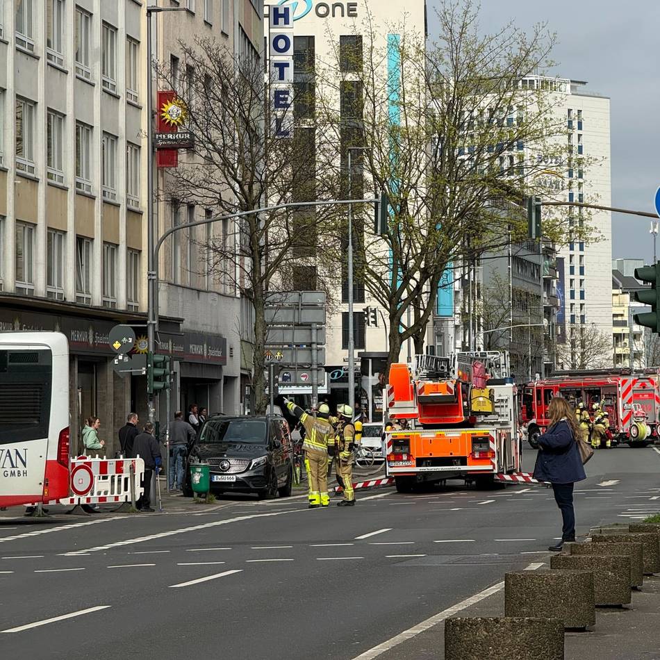 Feuerwehreinsatz an der Karlstraße: Wohnhaus in der Düsseldorfer Innenstadt nach Küchenbrand unbewohnbar
