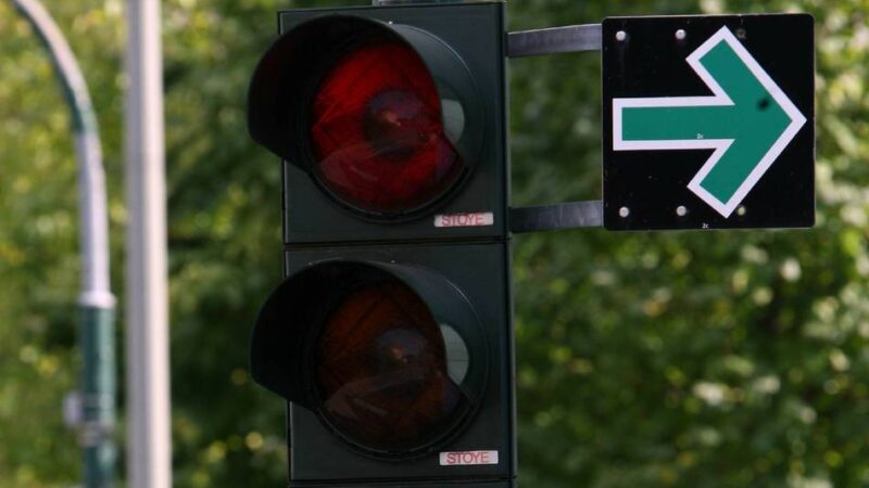 Abbiegen auch bei roter Ampel: Neuss setzt verstärkt auf den grünen Pfeil