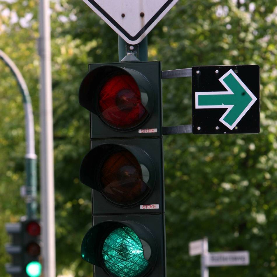 Abbiegen auch bei roter Ampel: Neuss setzt verstärkt auf den grünen Pfeil