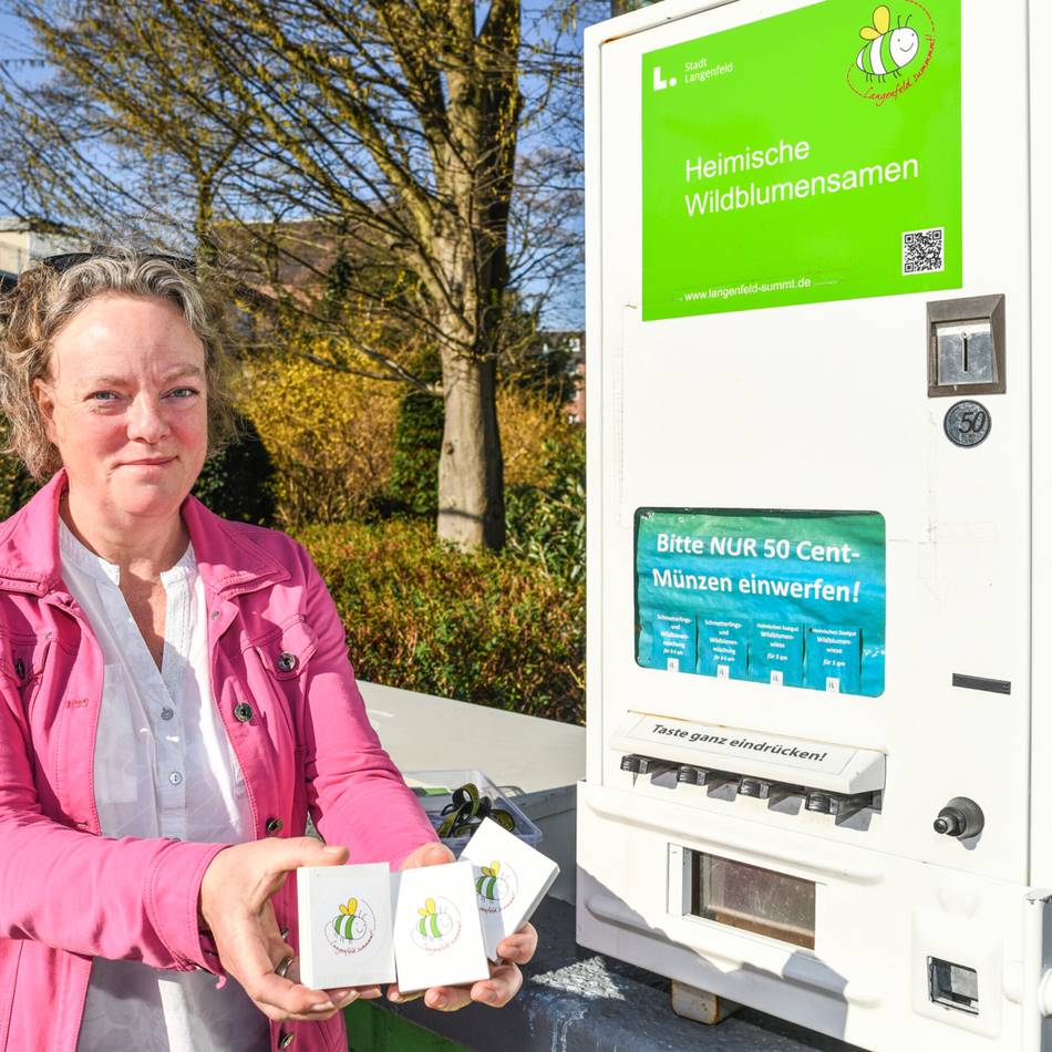 Am Rathaus in Langenfeld: Es kann wieder ausgesät werden – Saatgutautomat ist befüllt