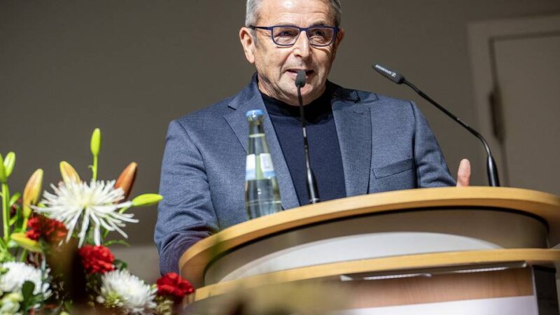 Moderiert von Arnd Zeigler: Klaus Allofs spricht über „Fußball zwischen Emotion und Ökonomie“