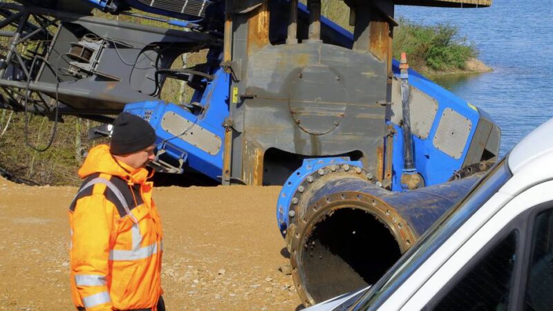 Eine Person wurde schwer verletzt: 80 Tonnen schwerer Seilbagger kippt am See in Menzelen um