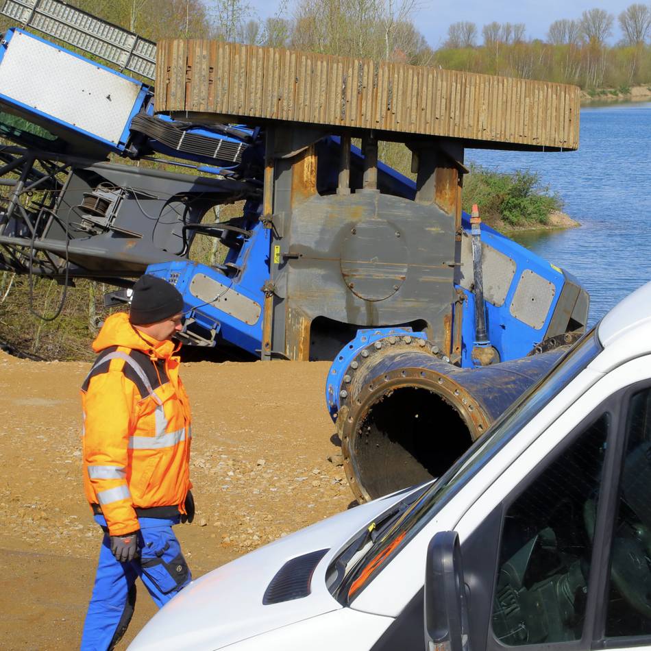 Eine Person wurde schwer verletzt: 80 Tonnen schwerer Seilbagger kippt am See in Menzelen um