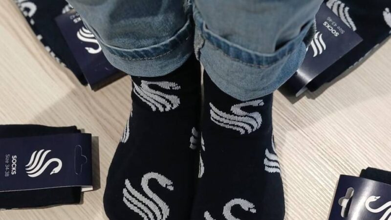 Neue Kleve-Fanartikel: Den Klever Schwan gibt es jetzt auch für die Füße