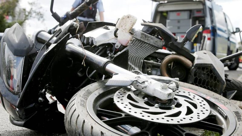 Wendemanöver auf Landstraße: Motorradfahrer bei Unfall auf L116 verletzt