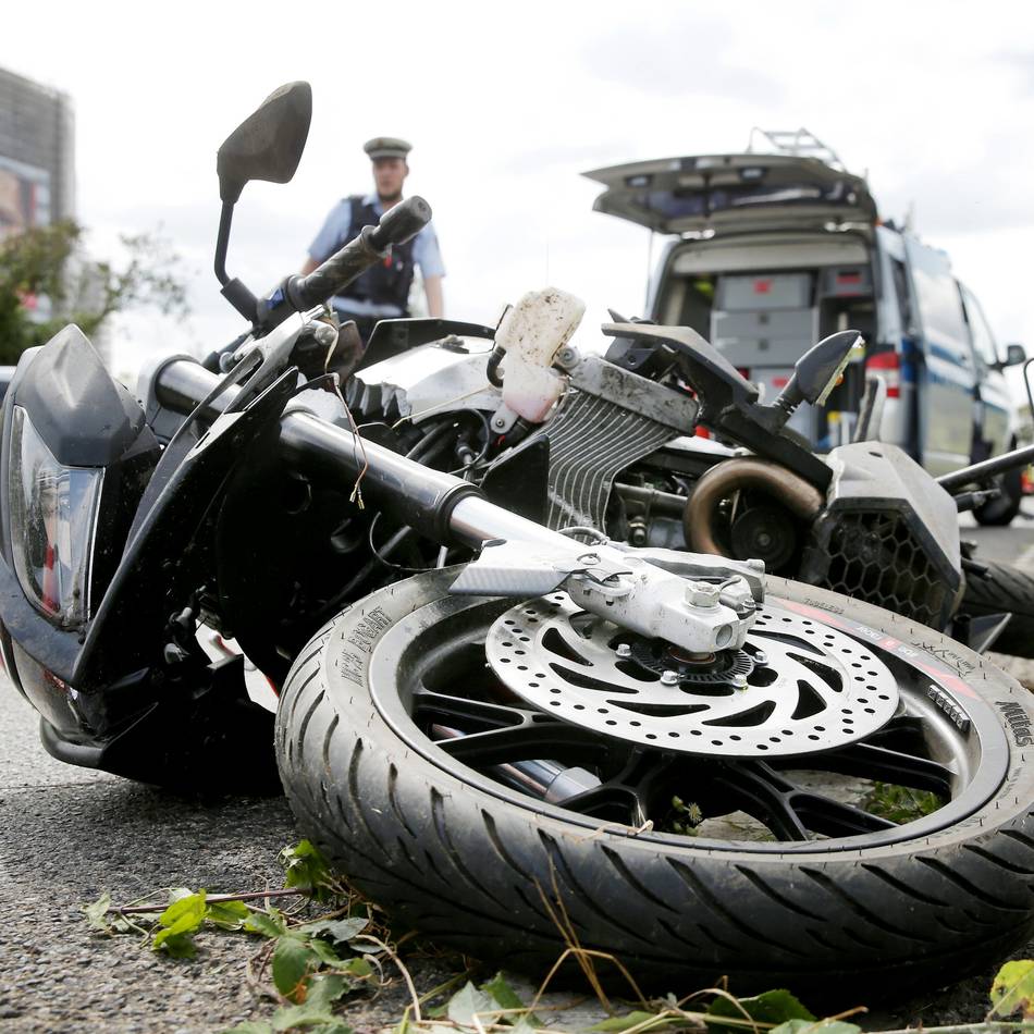 Wendemanöver auf Landstraße: Motorradfahrer bei Unfall auf L116 verletzt