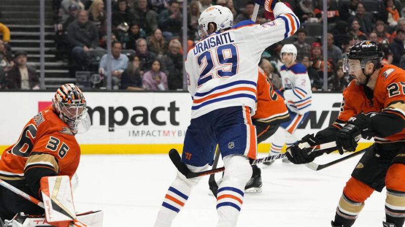 Fotomotiv in der Innenstadt: Begehrte Eishockey-Trophäe kommt nach Düsseldorf