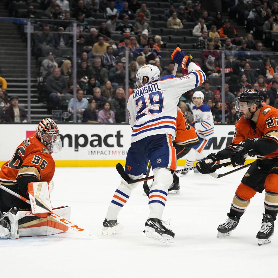 Fotomotiv in der Innenstadt: Begehrte Eishockey-Trophäe kommt nach Düsseldorf