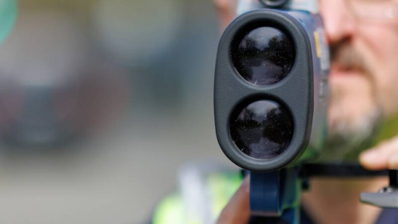 Kontrollen im Kreis Kleve: Autofahrer rast mit 140 km/h durch Tempo-70-Zone