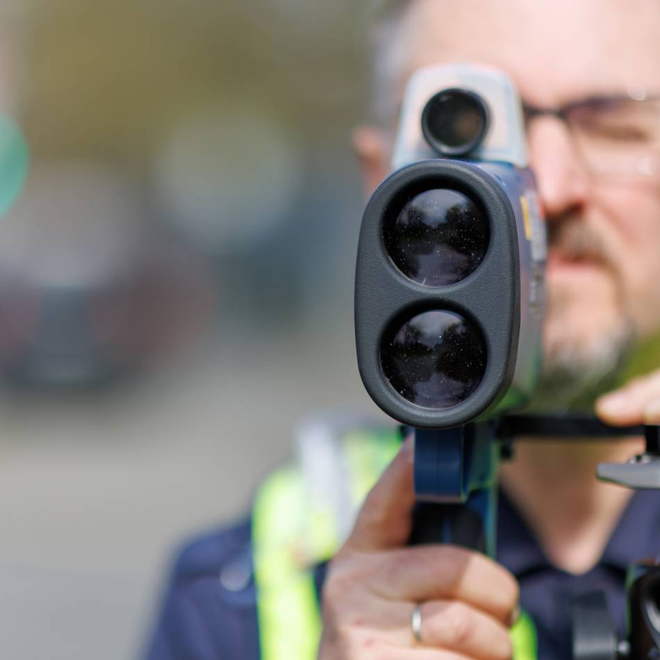 Kontrollen im Kreis Kleve: Autofahrer rast mit 140 km/h durch Tempo-70-Zone