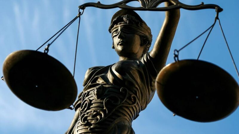 Radevormwalderin vor Gericht: Polizistin gebissen? Frau versäumt eigene Revision