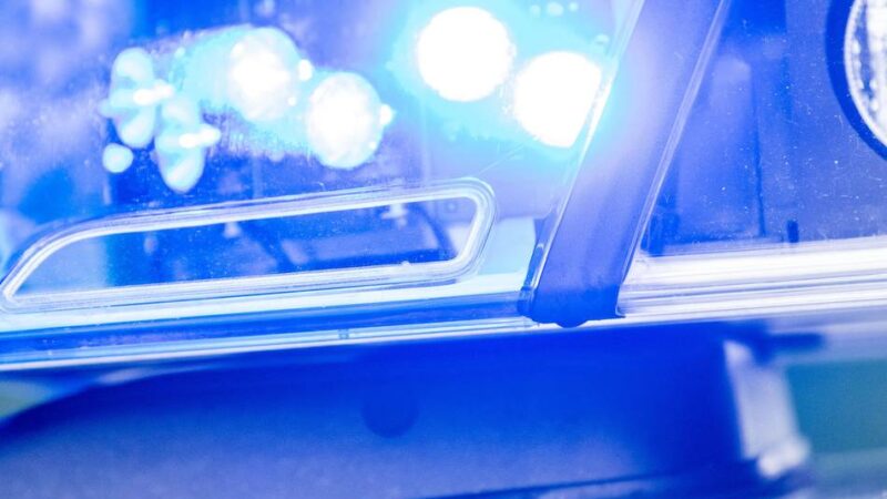 Fahrerflucht in Mönchengladbach: Lkw prallt gegen Verkehrsschilder – und fährt weiter