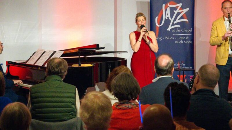 Konzertreihe „Jazz at the Chapel“ in Erkelenz: Weltklasse-Jazz begeistert Publikum bei „Two Gentlemen and a Lady“