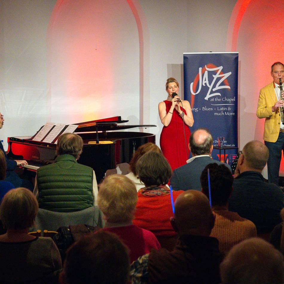 Konzertreihe „Jazz at the Chapel“ in Erkelenz: Weltklasse-Jazz begeistert Publikum bei „Two Gentlemen and a Lady“