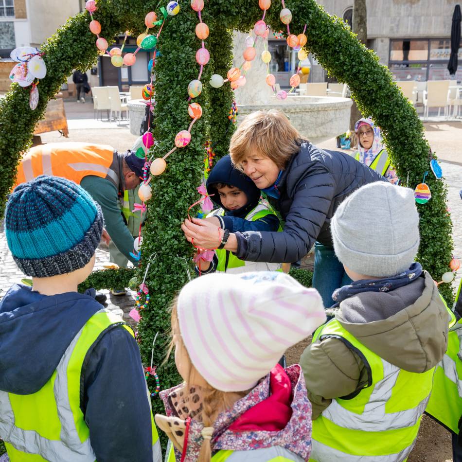 Frühlingstradition in Erkelenz: Bunte Eier, strahlende Kinder – der Osterbrunnen feiert Jubiläum