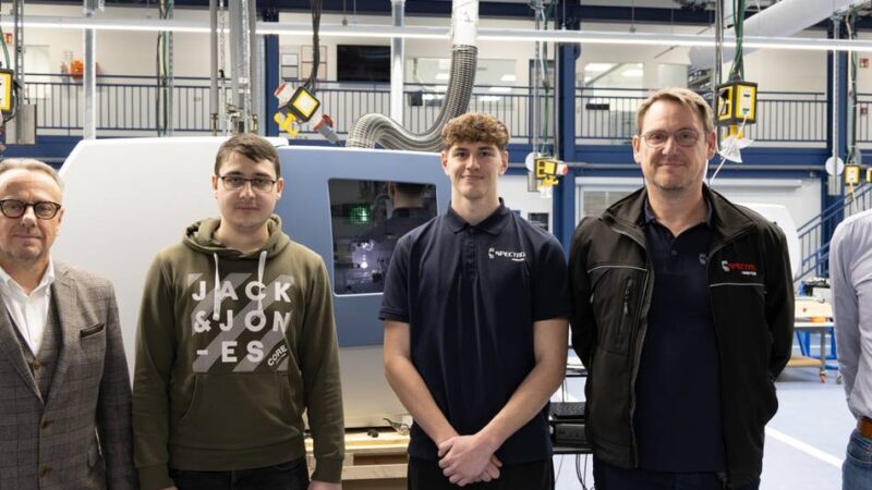 Sonderpreis „Jugend forscht“ und neue Gesellen: Erfolgreiche Auszubildende bei Spectro in Kleve