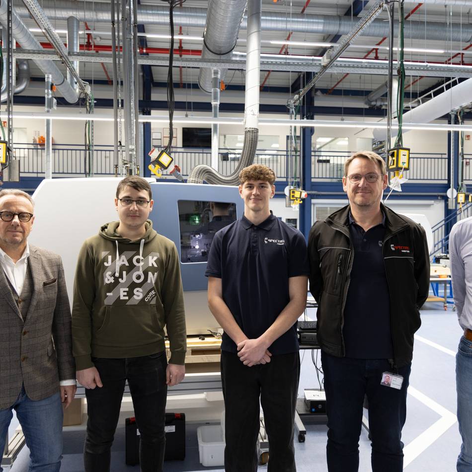 Sonderpreis „Jugend forscht“ und neue Gesellen: Erfolgreiche Auszubildende bei Spectro in Kleve