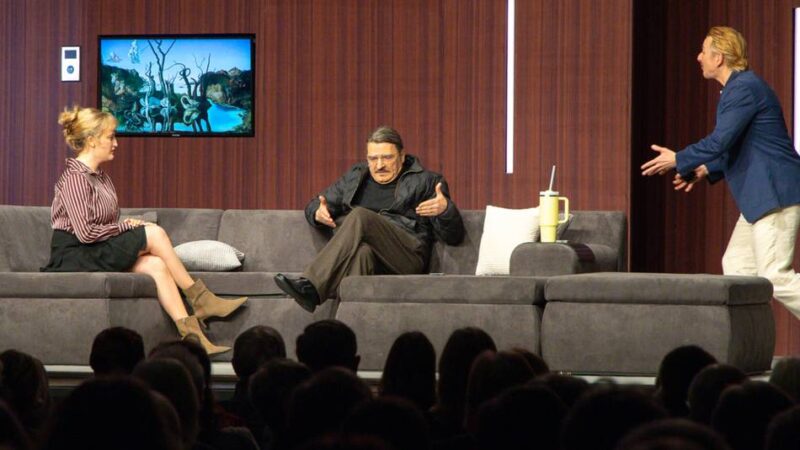 Theater in der Stadthalle Erkelenz: Wenn Feiglinge Schluss machen lassen – Turbulente Komödie begeistert Publikum