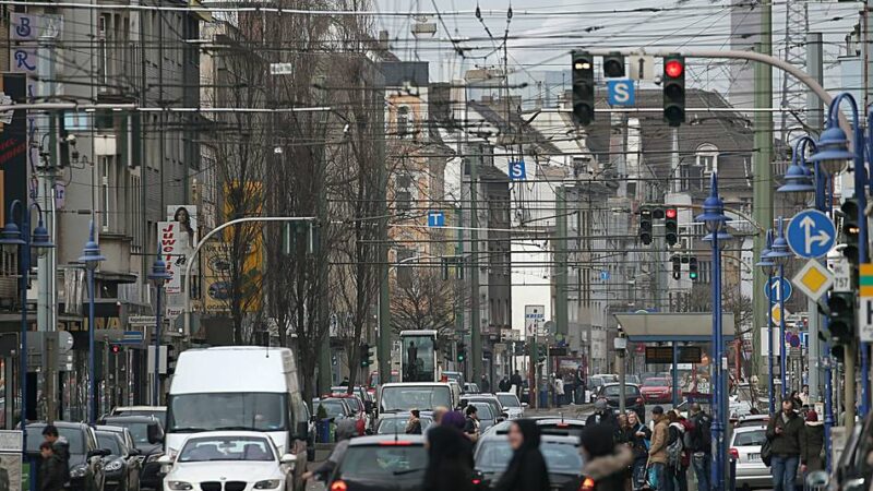 Vorfall in Duisburg-Marxloh: Drohung auf offener Straße mit Macheten, Schlagstock und Pistole