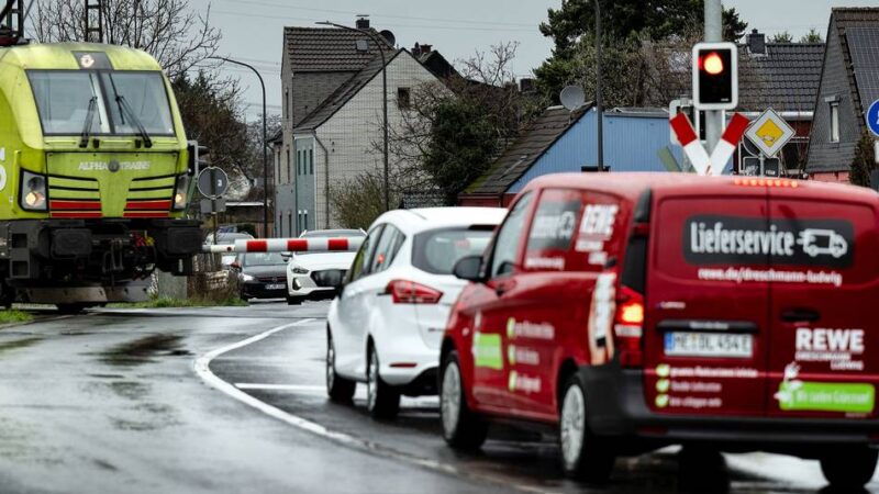 Politik in Langenfeld: Bahnübergang Kaiserstraße – Brückenplanung wird weiterentwickelt