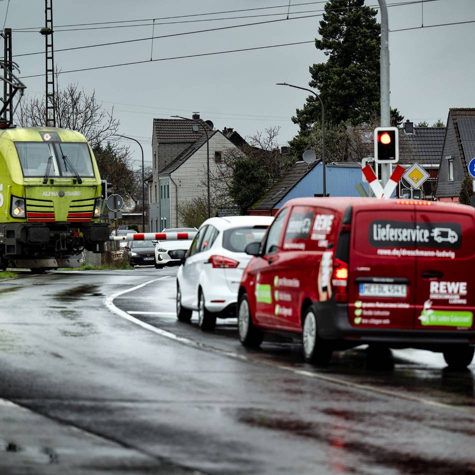Politik in Langenfeld: Bahnübergang Kaiserstraße – Brückenplanung wird weiterentwickelt