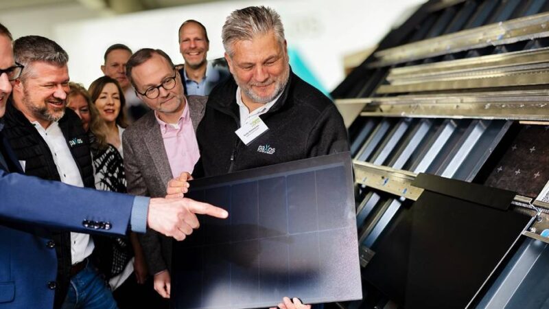 „Frühschicht“ in Langenfeld: Die Vorteile des paXos-Solardaches bei energetischen Sanierungen