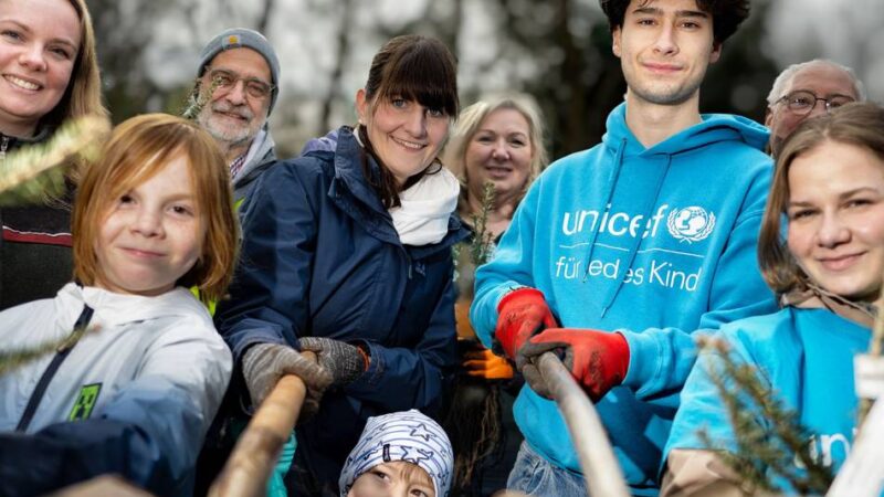 Pflanzaktion in Langenfeld: Bürger forsten ihr Langforter Wäldchen Am Weißenstein auf