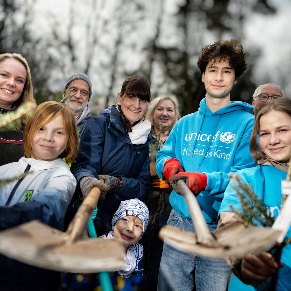 Pflanzaktion in Langenfeld: Bürger forsten ihr Langforter Wäldchen Am Weißenstein auf