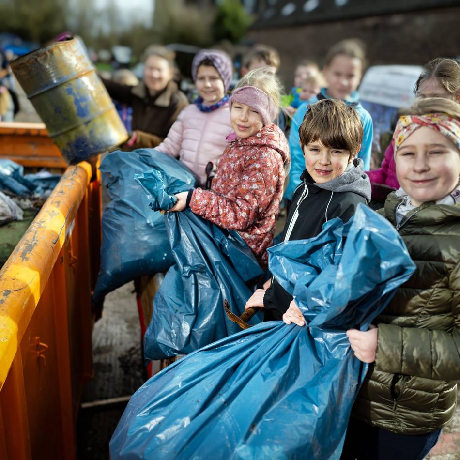 BAB-Aktion in Monheim: Putzteufelchen säubern das Rheinufer