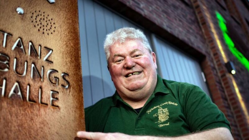 Karneval in Monheim: Bernd Meyers gibt das Kommando der Marienburg-Garde ab