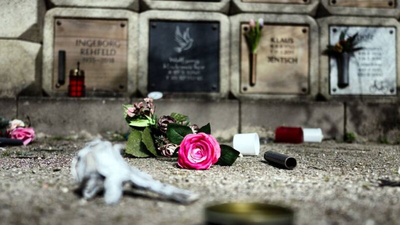 Waldfriedhof in Monheim: Unbekannte brechen mehr als 100 Urnengräber auf