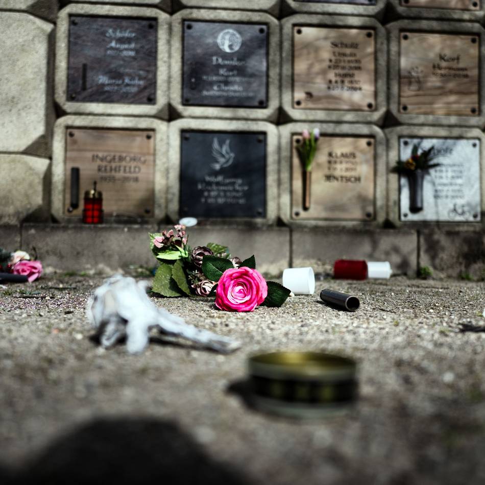 Waldfriedhof in Monheim: Unbekannte brechen mehr als 100 Urnengräber auf