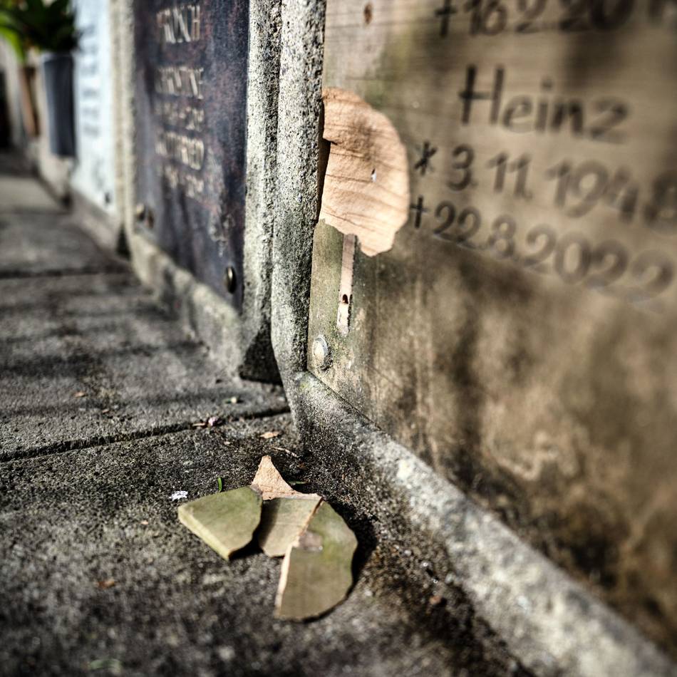 Diebstahl in Monheim: Verdächtige nach Verwüstung auf Waldfriedhof wieder auf freiem Fuß