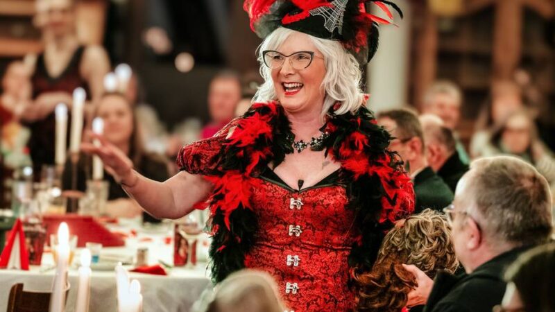 Krimi-Dinner in Monheim: „Mord in Paris“ bringt Varieté-Krimi in den Pfannenhof