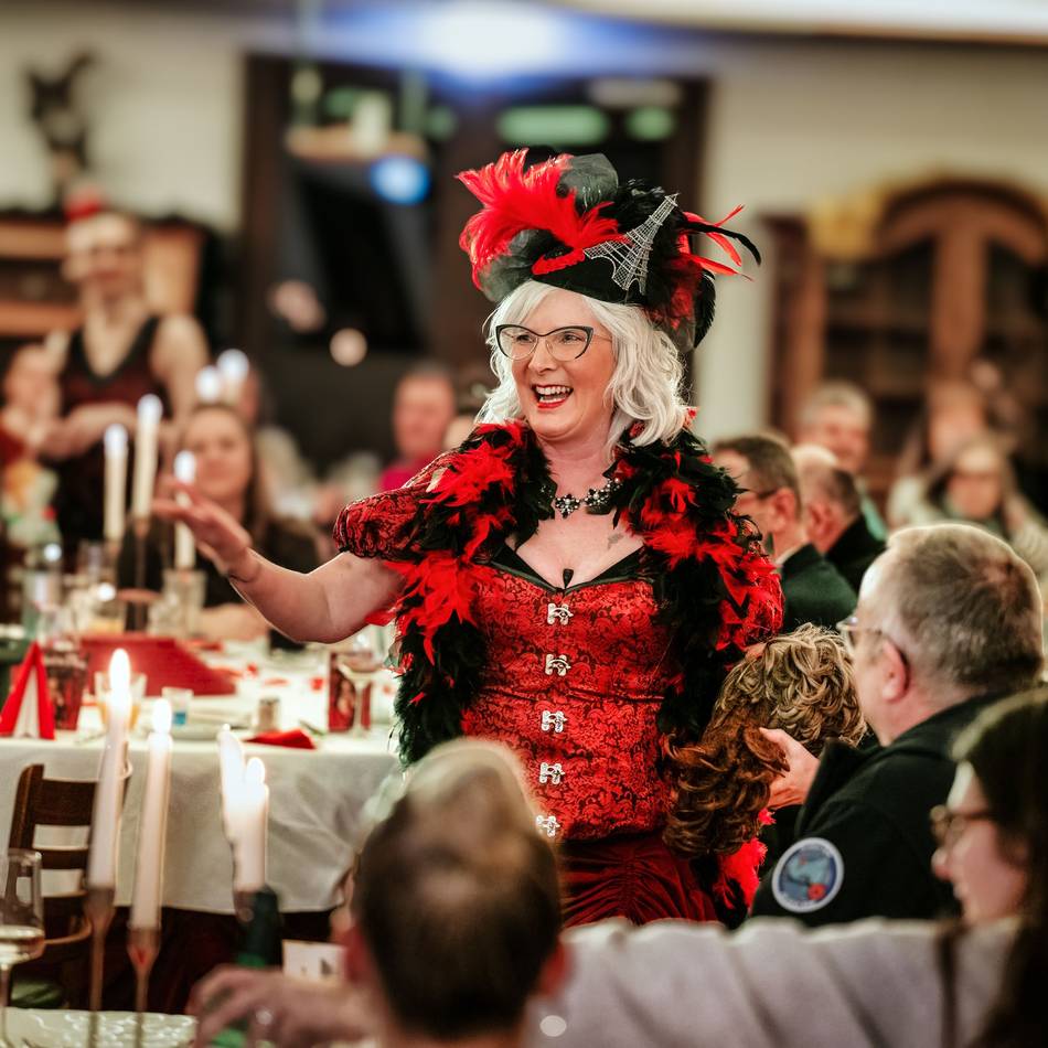 Krimi-Dinner in Monheim: „Mord in Paris“ bringt Varieté-Krimi in den Pfannenhof