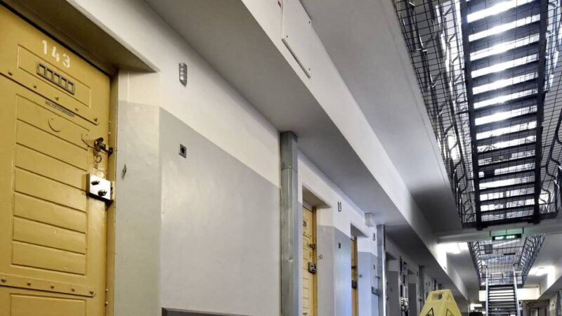 Kontrollen am Flughafen Weeze: Zwei Festnahmen am Airport – nur ein Straftäter durfte doch noch in das Flugzeug