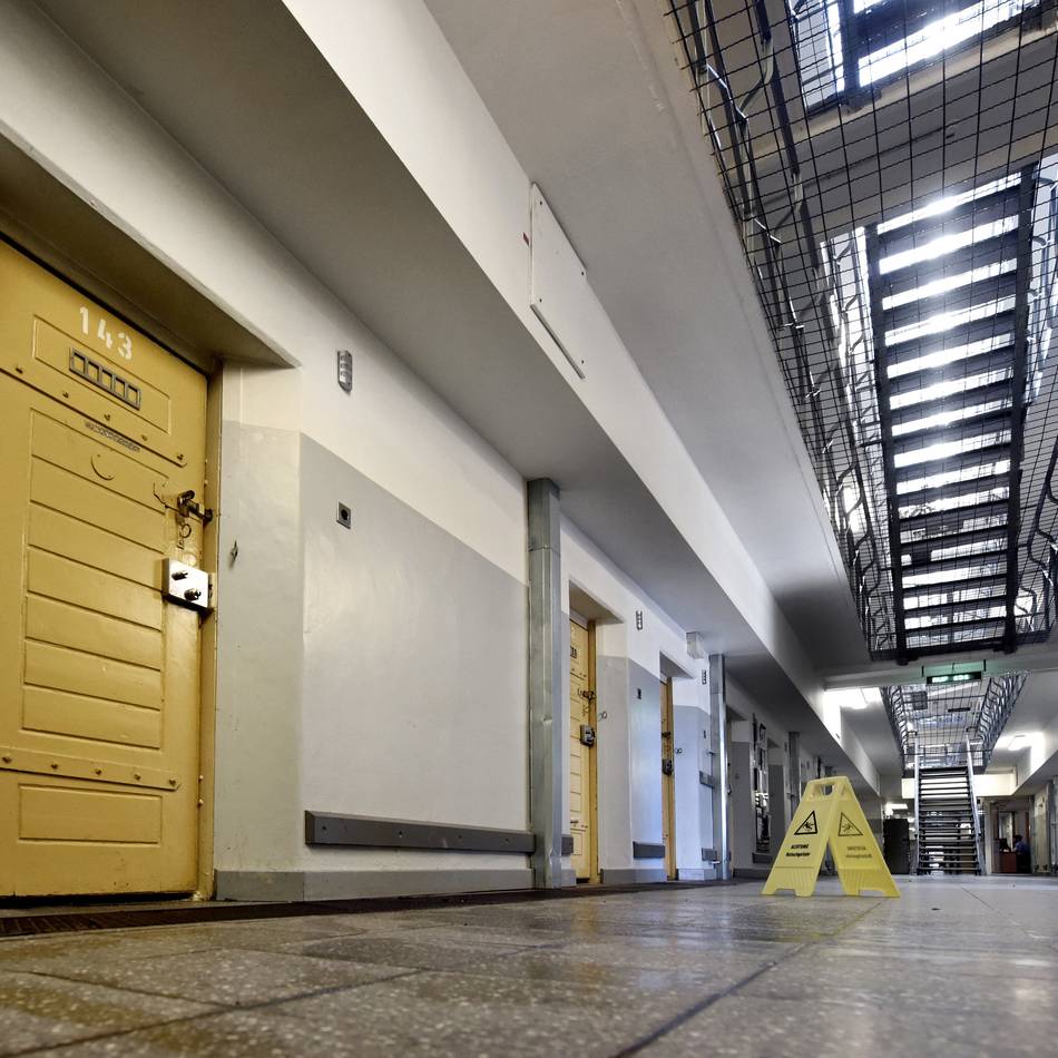 Kontrollen am Flughafen Weeze: Zwei Festnahmen am Airport – nur ein Straftäter durfte doch noch in das Flugzeug