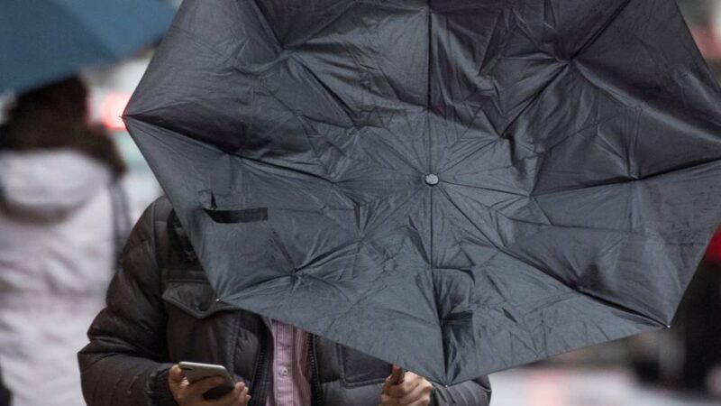 Versuchte Raubüberfälle in Duisburg: Mann (30) wehrt Räuber mit dem Regenschirm ab
