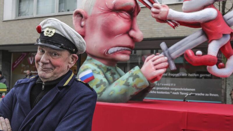 „Gegen Machtmissbrauch mit Humor“: Ausstellung von Tilly-Motiven provoziert im EU-Parlament