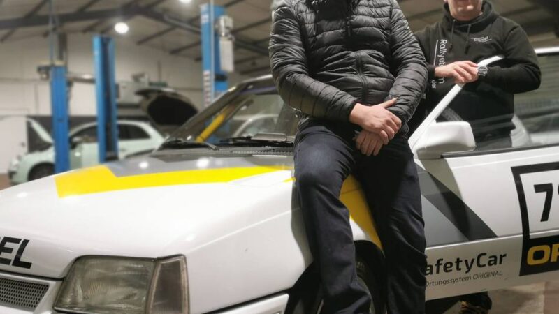 Mit dem Kadett auf die Rennstrecke: Team „Zeitenräuber“ visiert Berg‑Rallye‑Titel an