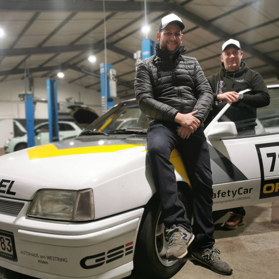 Mit dem Kadett auf die Rennstrecke: Team „Zeitenräuber“ visiert Berg‑Rallye‑Titel an