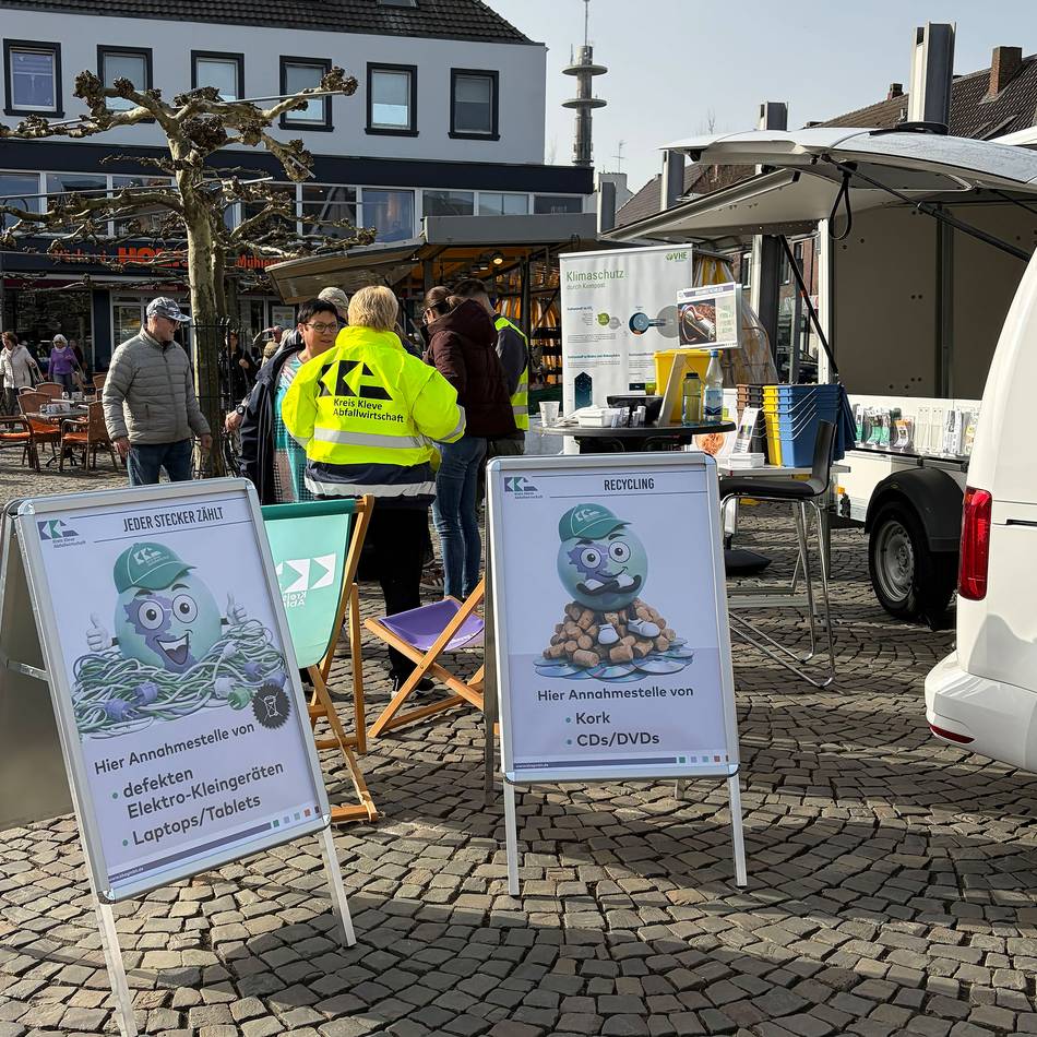 „Jeder Stecker zählt“: KKA sammelt Elektroschrott auf Wochenmärkten im Kreis