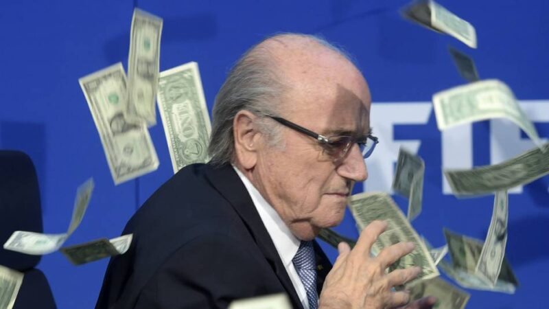 Einst mit Geldscheinen beworfen: Verhöhnt, verstoßen, verklagt – Ex-FIFA-Boss Sepp Blatter wird 90