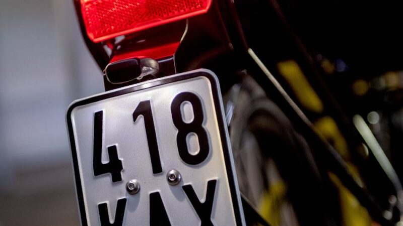 Ans neue Versicherungskennzeichen denken: 59 Personen auf unversicherten E-Scootern und Mofas unterwegs