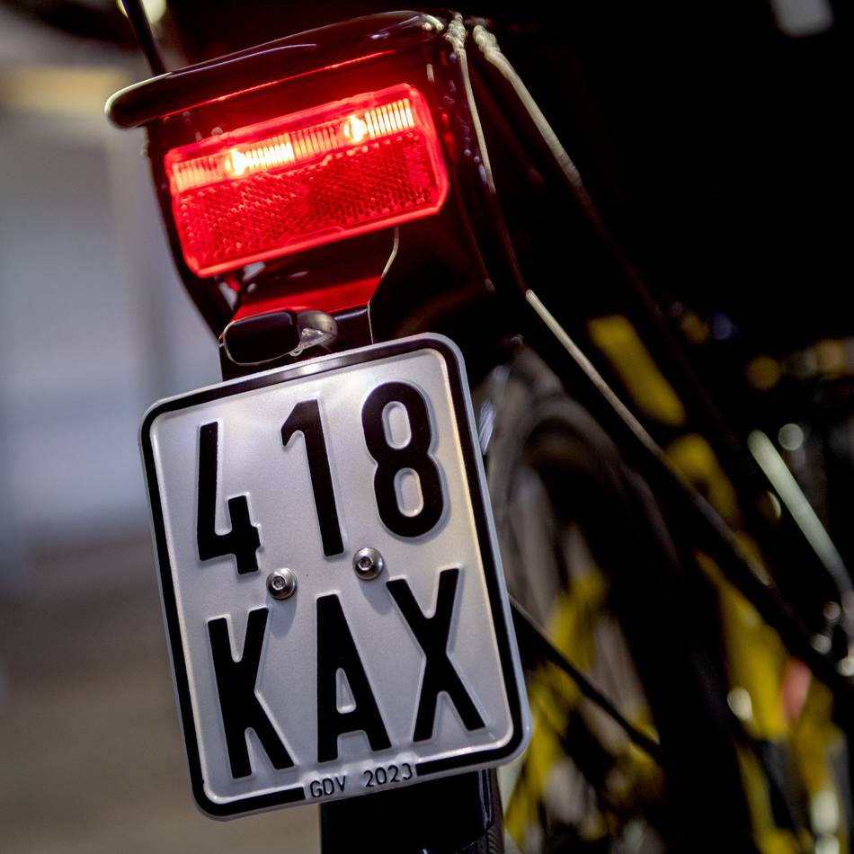 Ans neue Versicherungskennzeichen denken: 59 Personen auf unversicherten E-Scootern und Mofas unterwegs