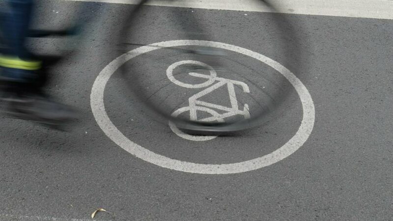 Unfall in Dinslaken: Nach Zusammenstoß mit Mädchen – Radfahrer entfernt sich