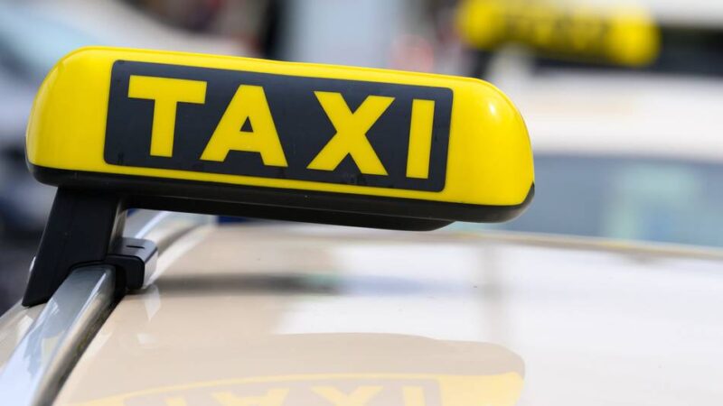 Diebstahl in Goch: Seitenscheibe eines Taxis eingeschlagen – Handy gestohlen