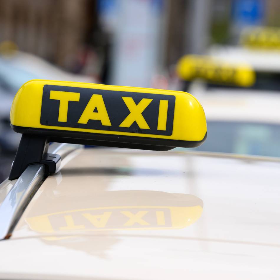 Diebstahl in Goch: Seitenscheibe eines Taxis eingeschlagen – Handy gestohlen